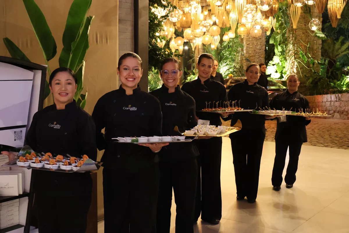 Equipe Carmelita Gastronomia servindo no buffet volante